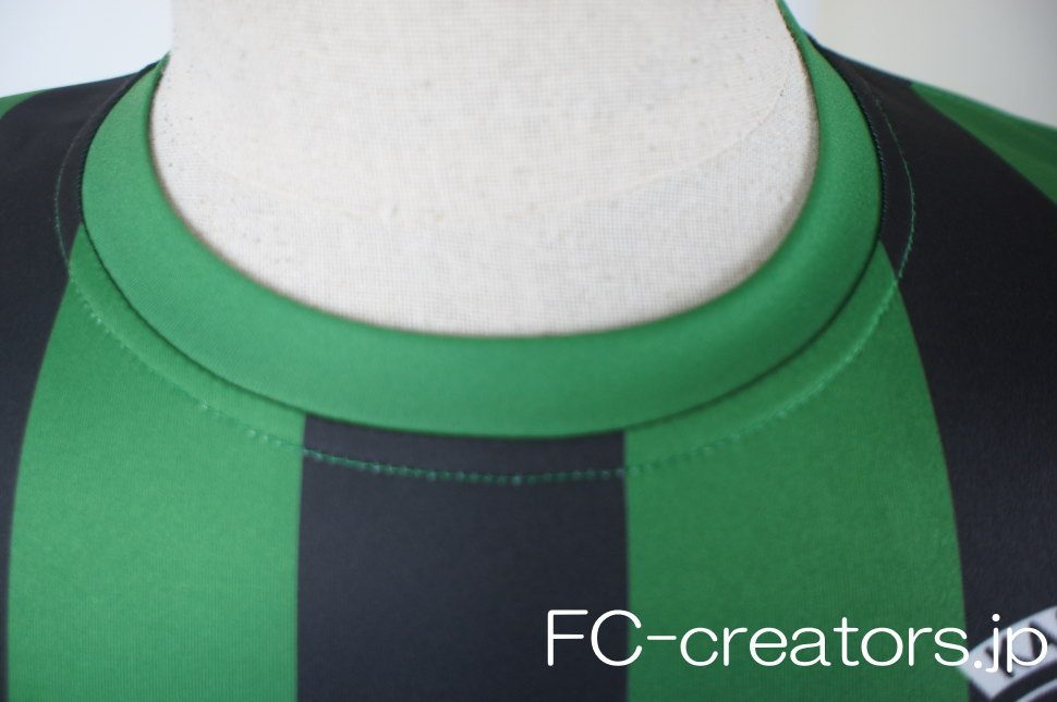 緑と黒のストライプ柄サッカーユニフォーム ゲームシャツ 丸首