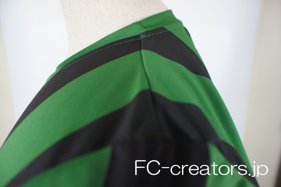 サッカーユニフォーム 緑/黒 肩周りの接合部分