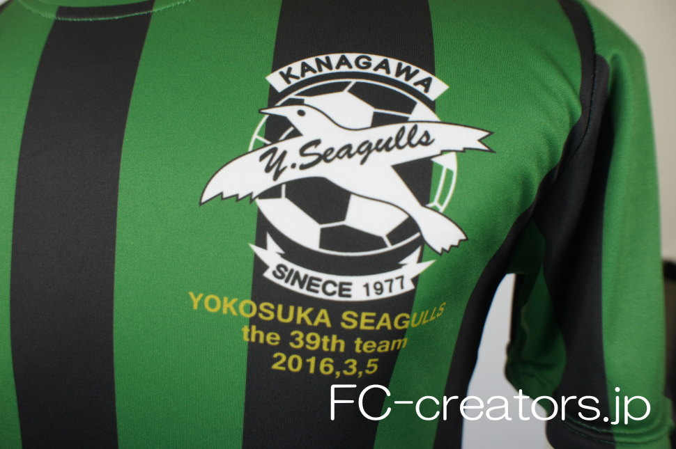 緑と黒のサッカー用ゲームシャツにプリントしたカモメのチームロゴ