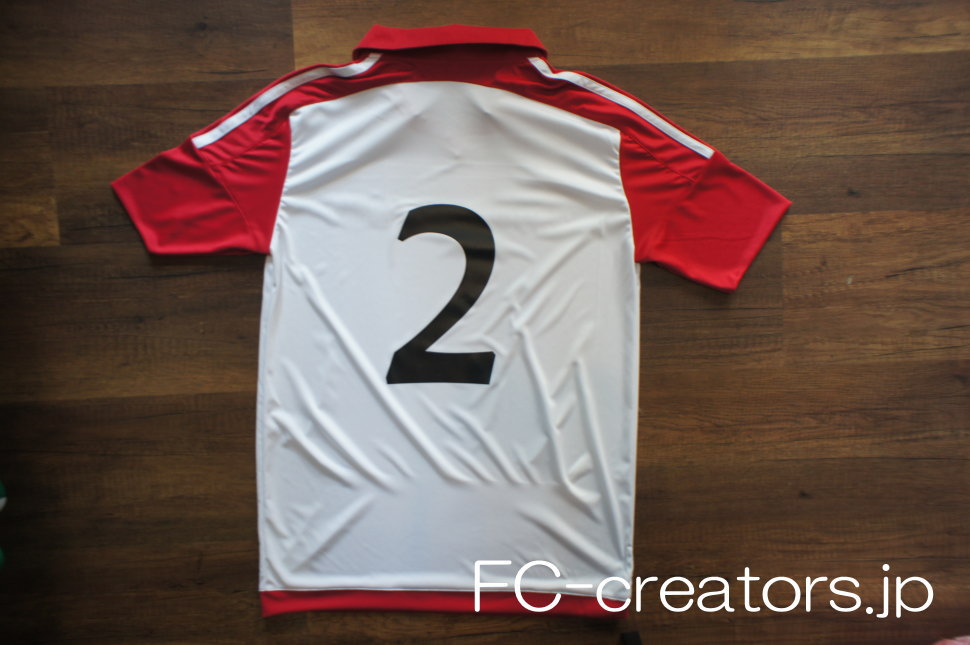 白色のサッカーユニフォーム クラスtシャツ 黒字の背番号