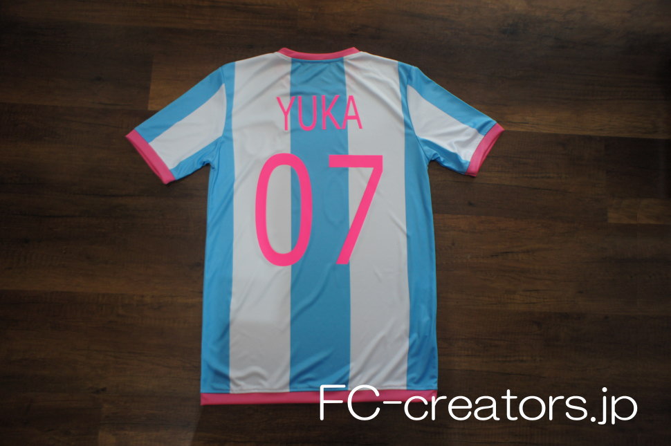 白と水色のストライプ柄サッカーシャツにピンク色の背番号をプリント