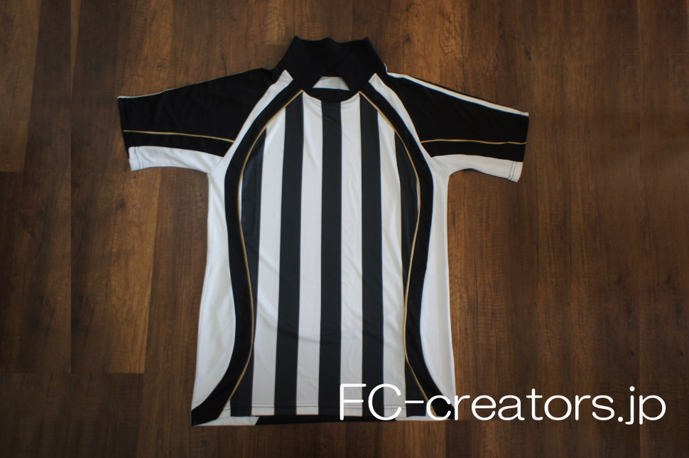 ユベントスレプリカ白黒ストライプ柄サッカーシャツ