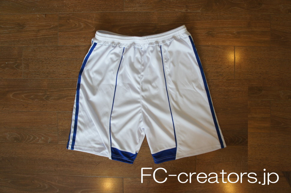 白い生地と青のラインで作ったサッカーパンツ