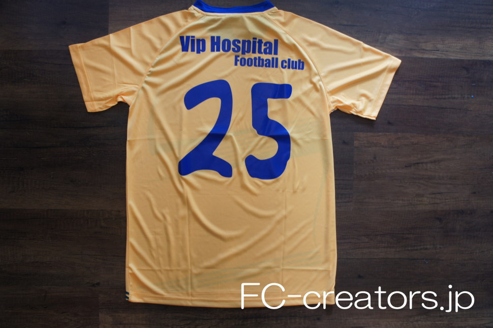黄色のサッカーユニフォームにプリントした青色の背番号