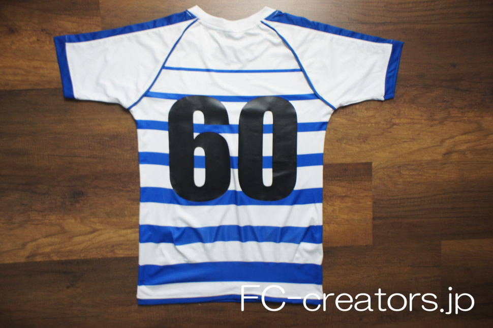 白/青のサッカースクールのシャツ