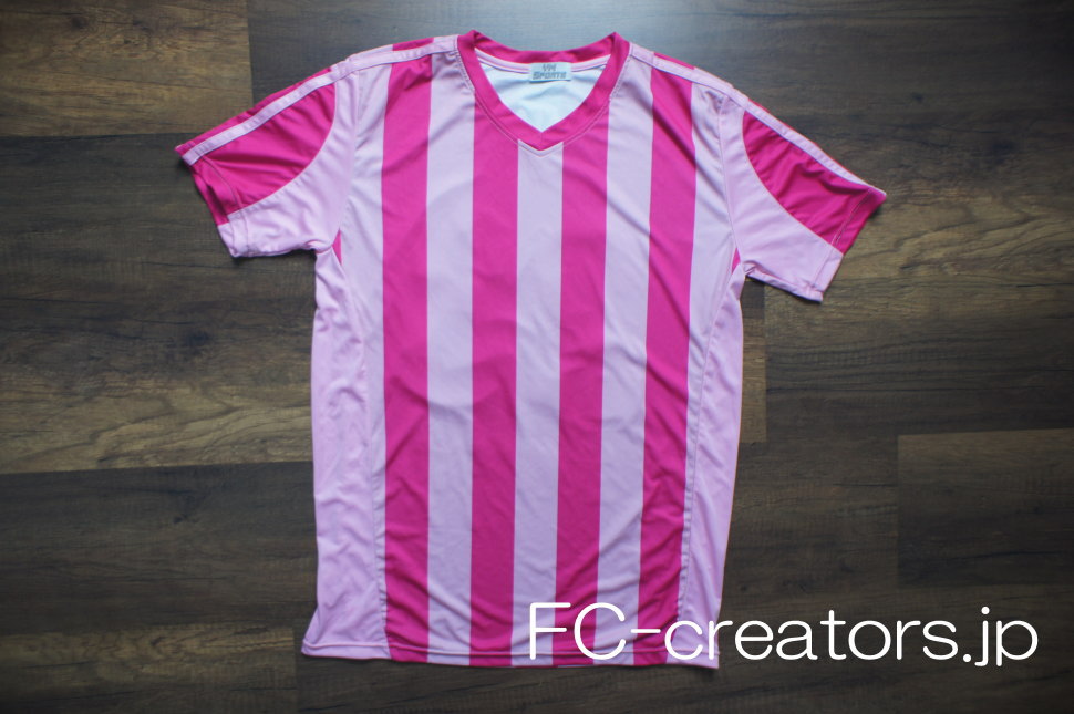 サッカーチームのピンク色のシャツ
