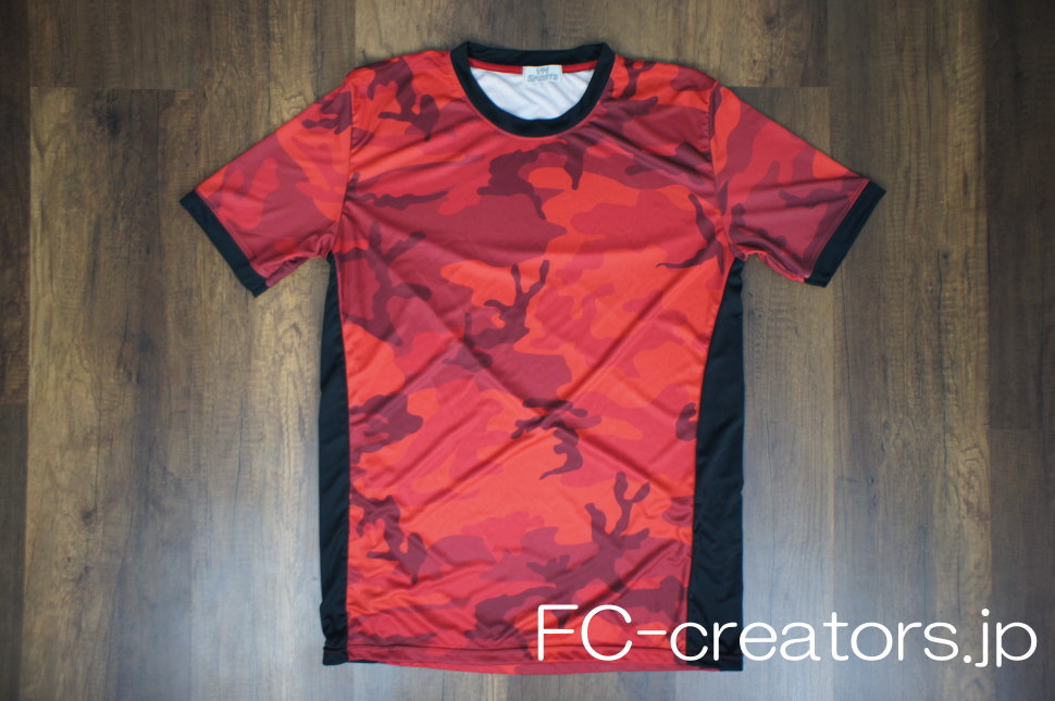 派手な赤色迷彩/カモフラサッカーシャツ