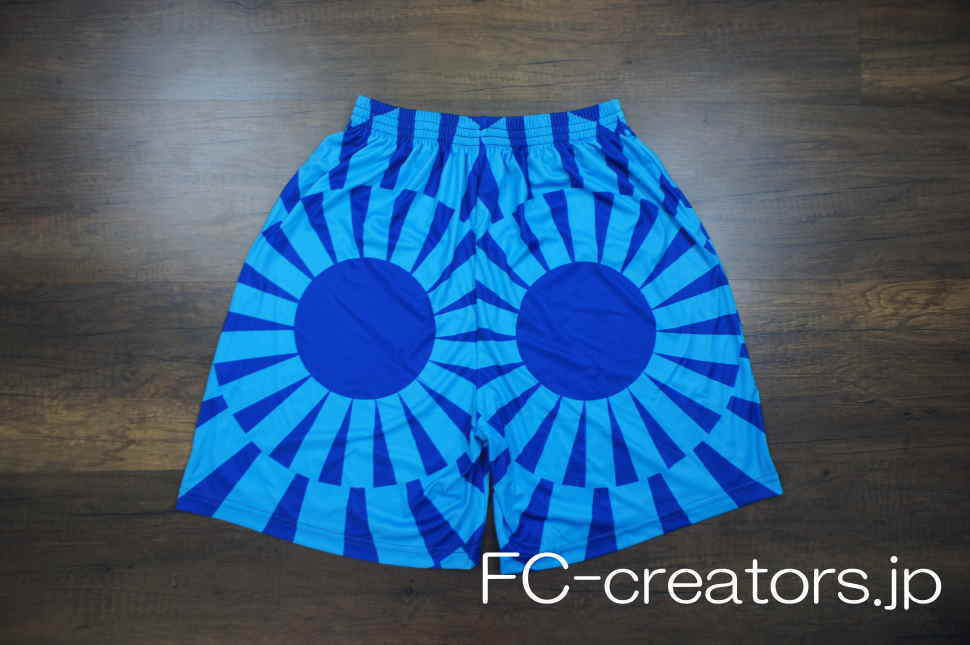 青と水色の幾何学模様のサッカーパンツ