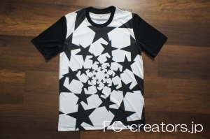飛び出た星マークのデザインシャツ