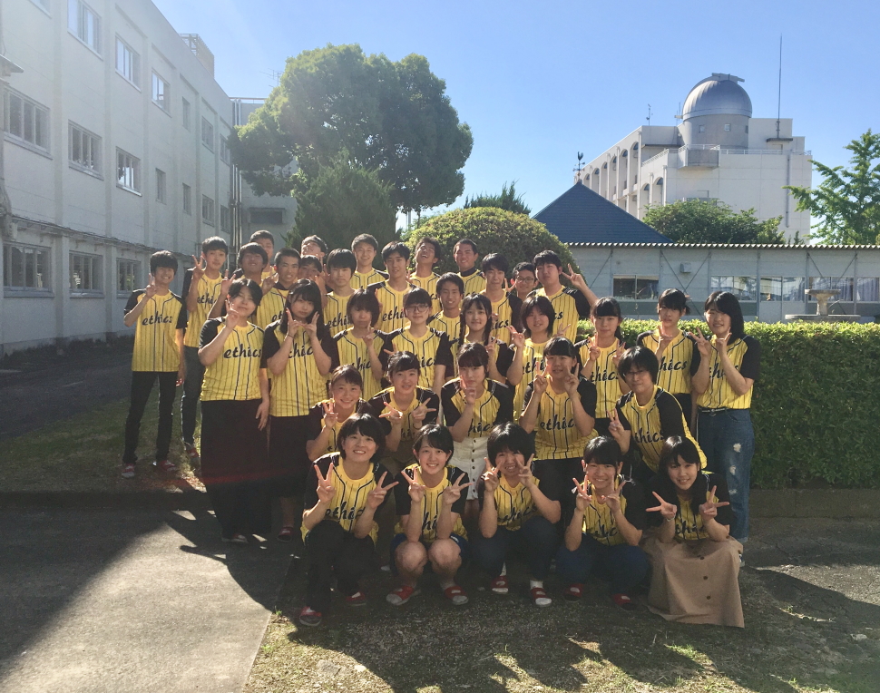 阪神タイガースのユニフォームに似せた黄色のクラスTシャツを着た集合写真