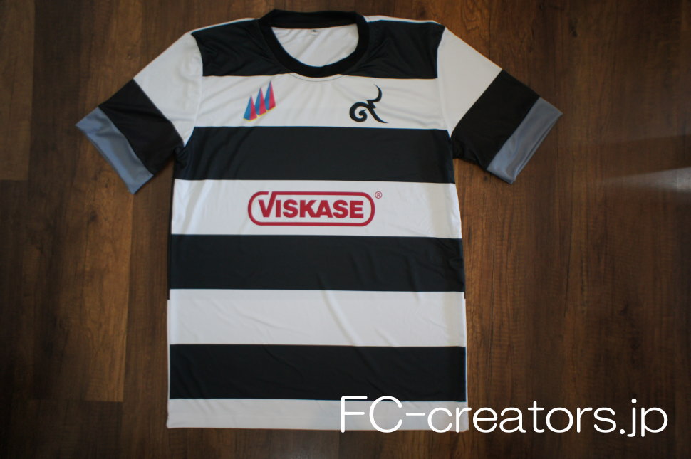 白黒ボーダーのサッカーシャツ前面のロゴの位置関係