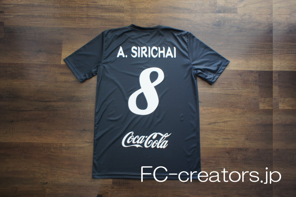 タキシード柄のサッカーユニフォームに背番号とスポンサーロゴをプリント
