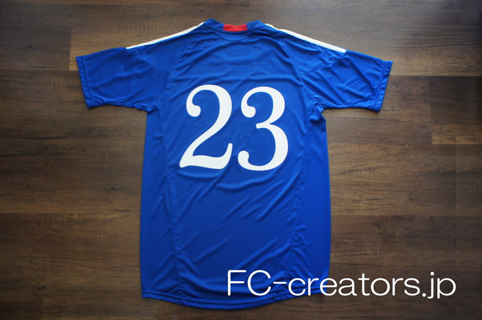 サッカー日本代表のユニフォームに白色の背番号をプリント