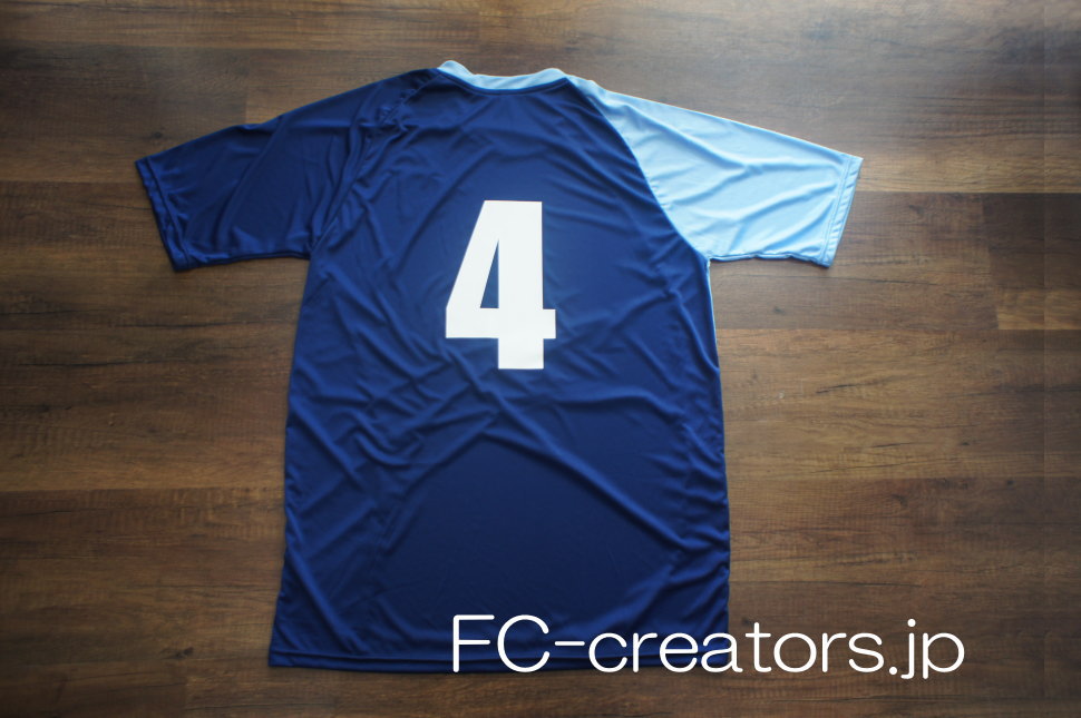 サッカー ルーマニア代表ユニフォームに似たデザインの水色と青の半袖シャツ