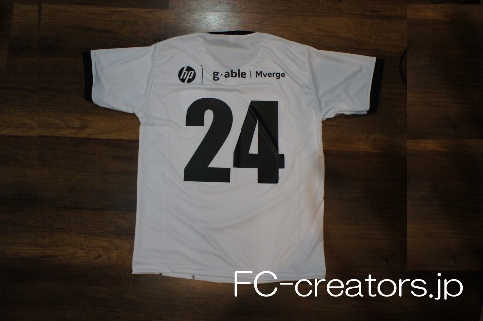背中に番号とスポンサーロゴを入れた白色のサッカーユニフォーム