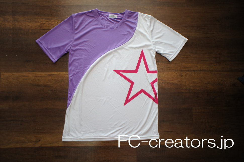 白と紫色のサッカーユニフォーム