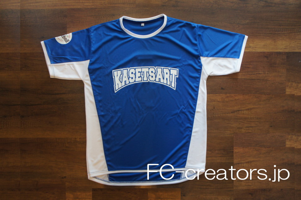 青地に白いパーツを縫い合わせたシャツのチーム名を工夫して野球シャツ風に