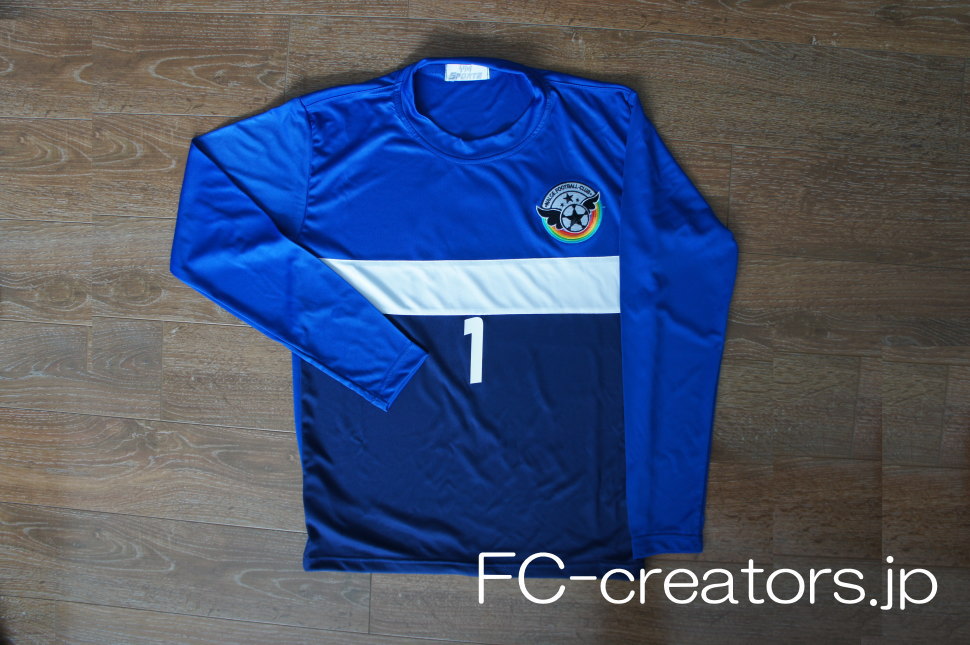 青、白、紺の3色のサッカーユニフォーム