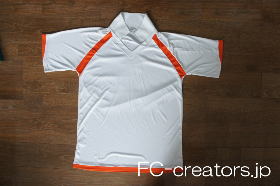 白とオレンジ色のサッカーユニフォーム