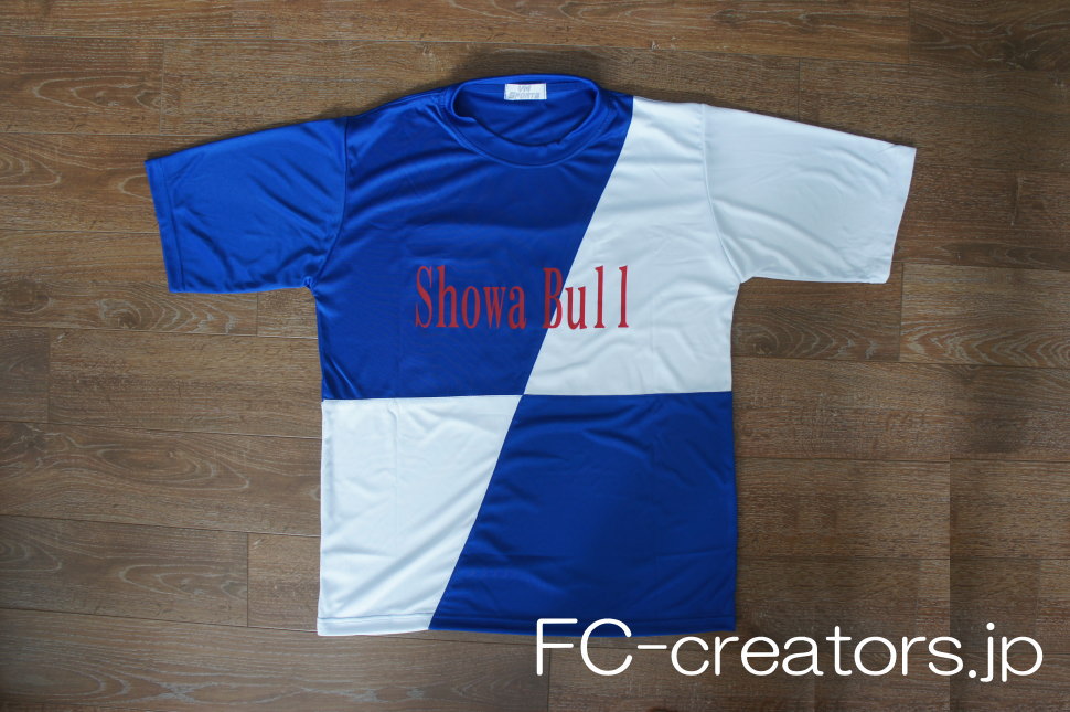 青と白のサッカーユニフォーム