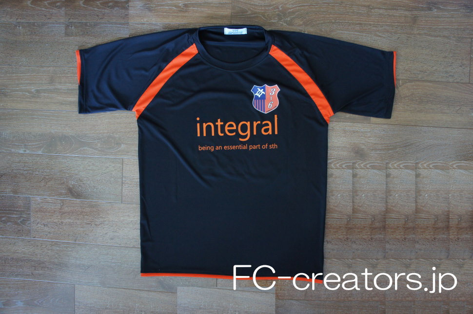 黒色とオレンジのサッカーユニフォーム兼クラスTシャツ