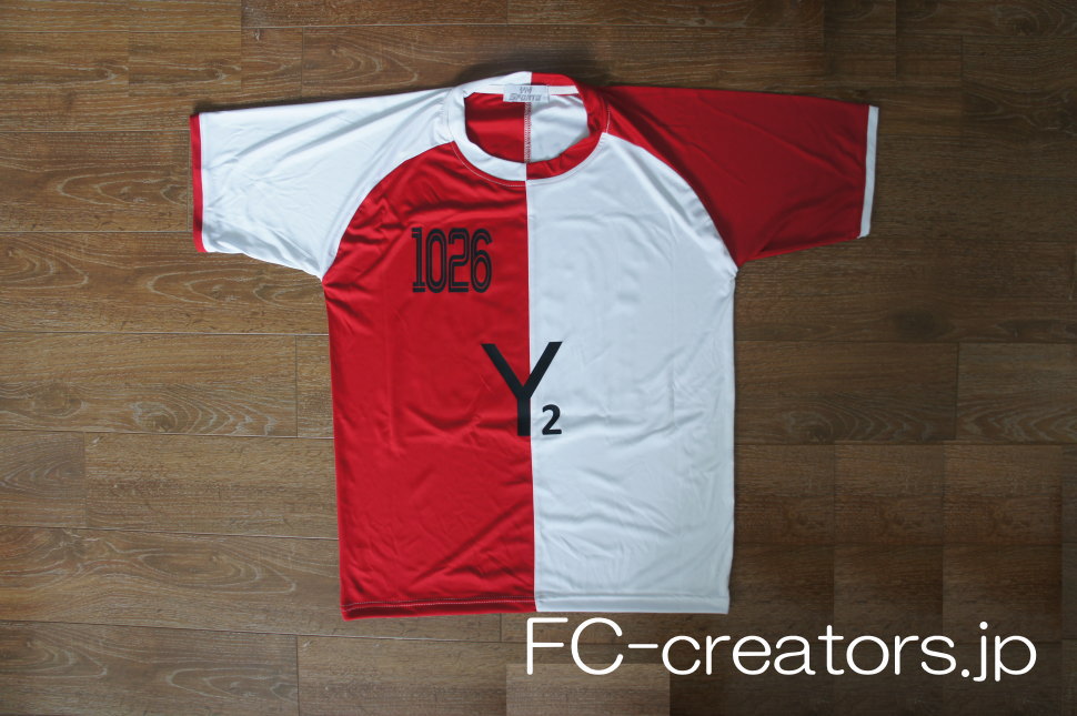 赤と白の左右非対称なサッカーユニフォーム