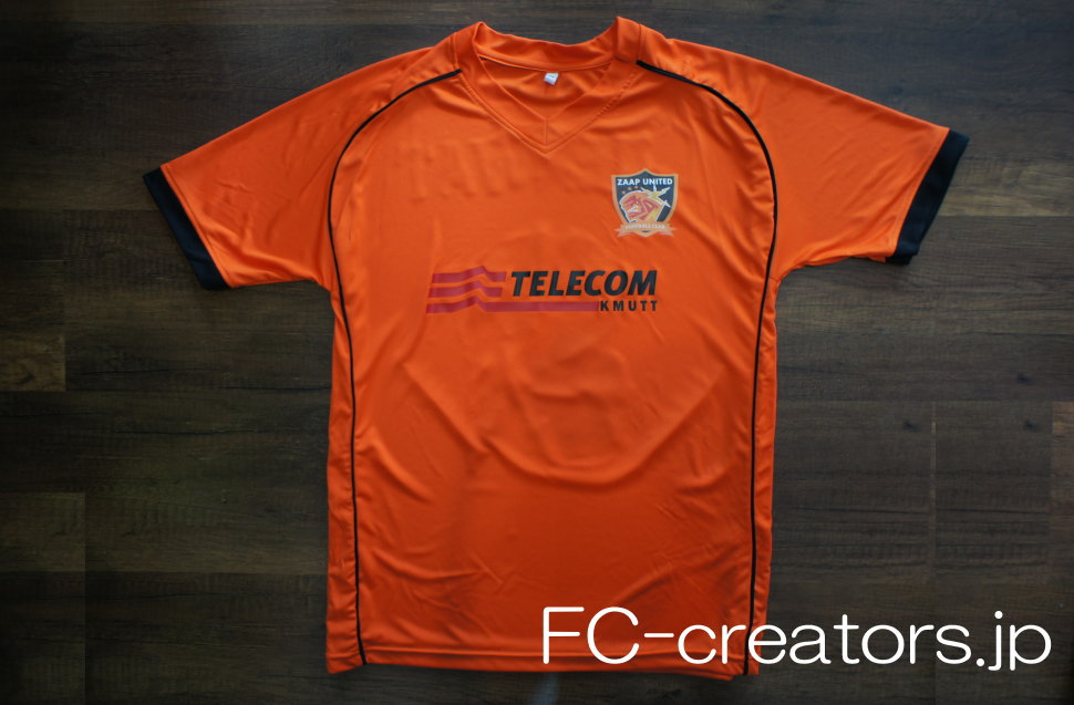 オーダーメイドで作製したオレンジ色のサッカーユニフォーム