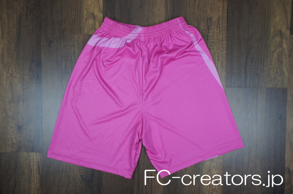ピンク色の昇華プリントで作成したサッカー用パンツ