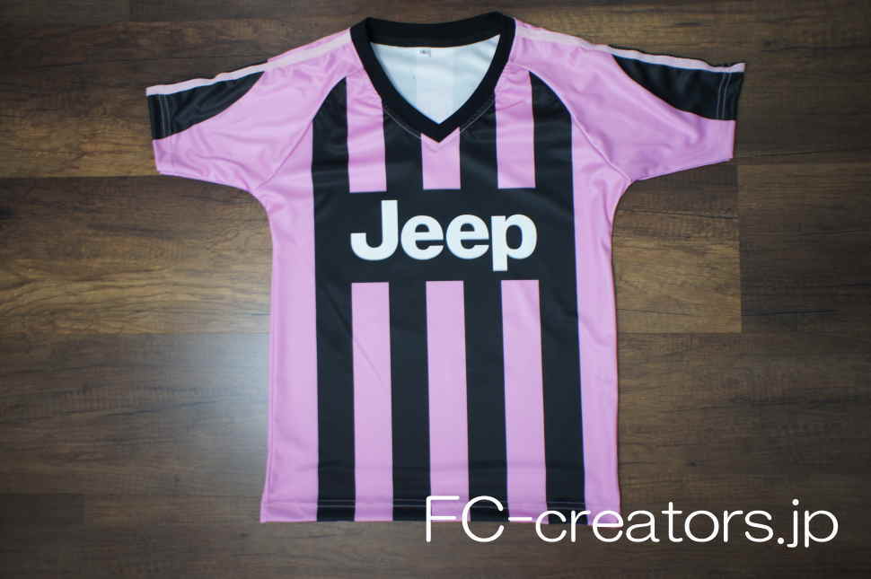 小学生ダンスチームの衣装をピンクと黒のストライプのサッカーユニフォームで作成