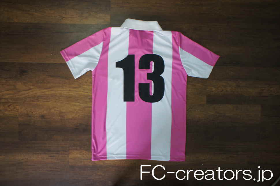 白地にピンクの襟、ボタン付きサッカーユニフォーム 背番号