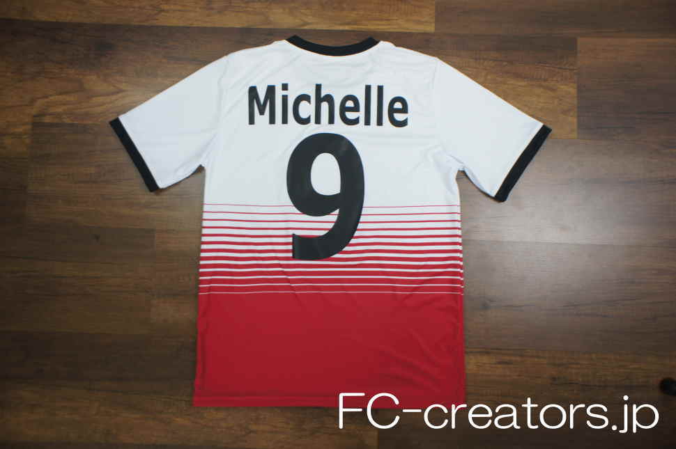 背番号と選手名をプリントした女子サッカー部のシャツ