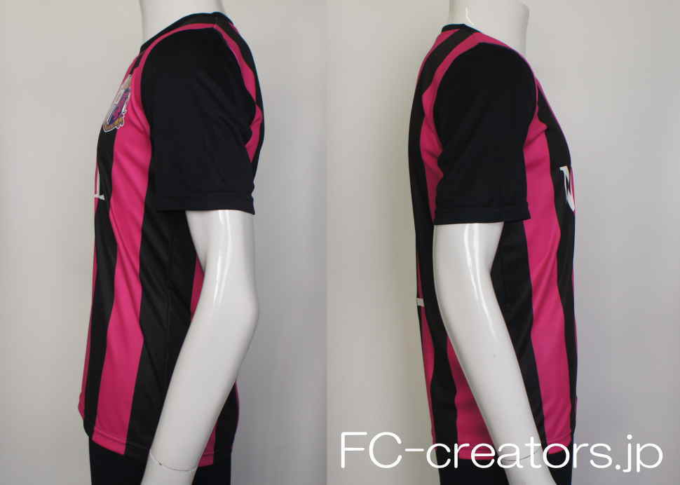 黒とショッキングピンクのストライプ柄サッカーユニフォーム 黒色の袖