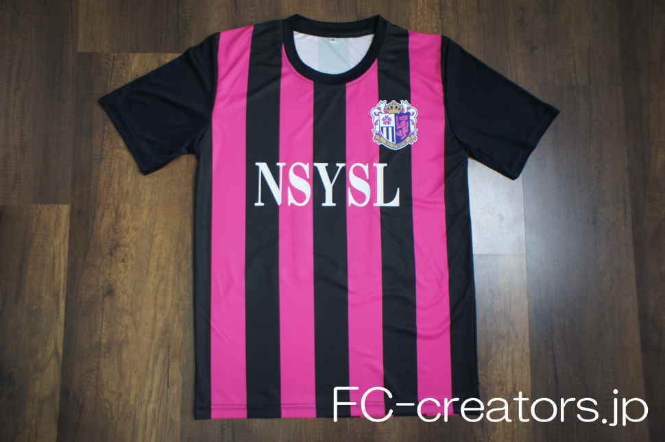 黒とショッキングピンクのストライプ柄サッカーユニフォーム 半袖シャツ 表
