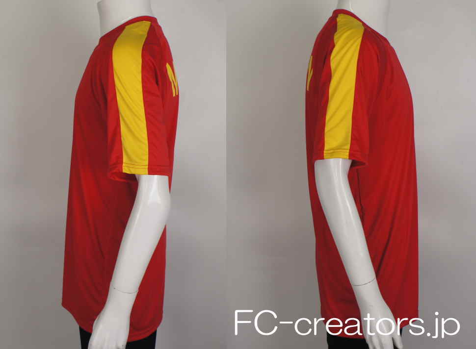スペイン代表のサッカーユニフォームのようなシャツの袖