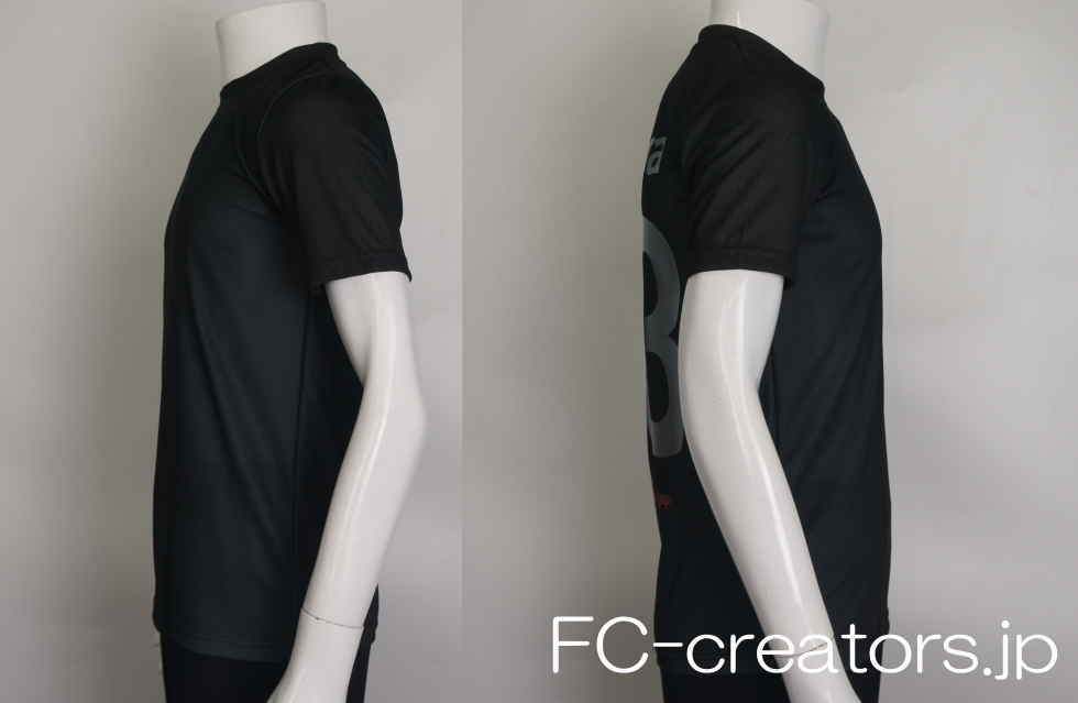 黒地にダークグレーの柄をプリントしたサッカープラスティックシャツの黒い袖