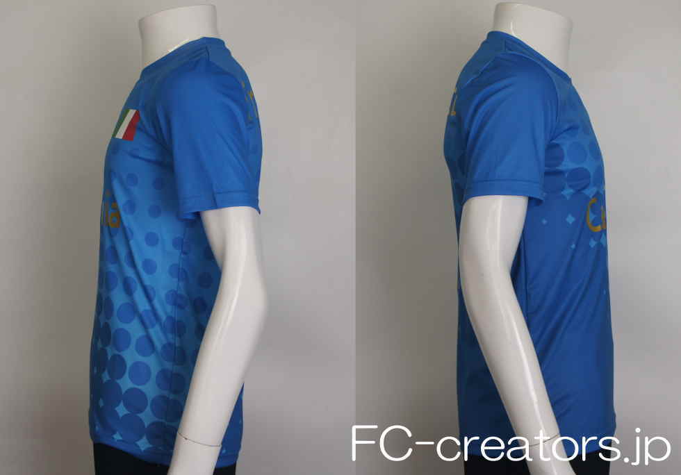 イタリア代表カラーのサッカーユニフォーム レプリカ風の左右の袖