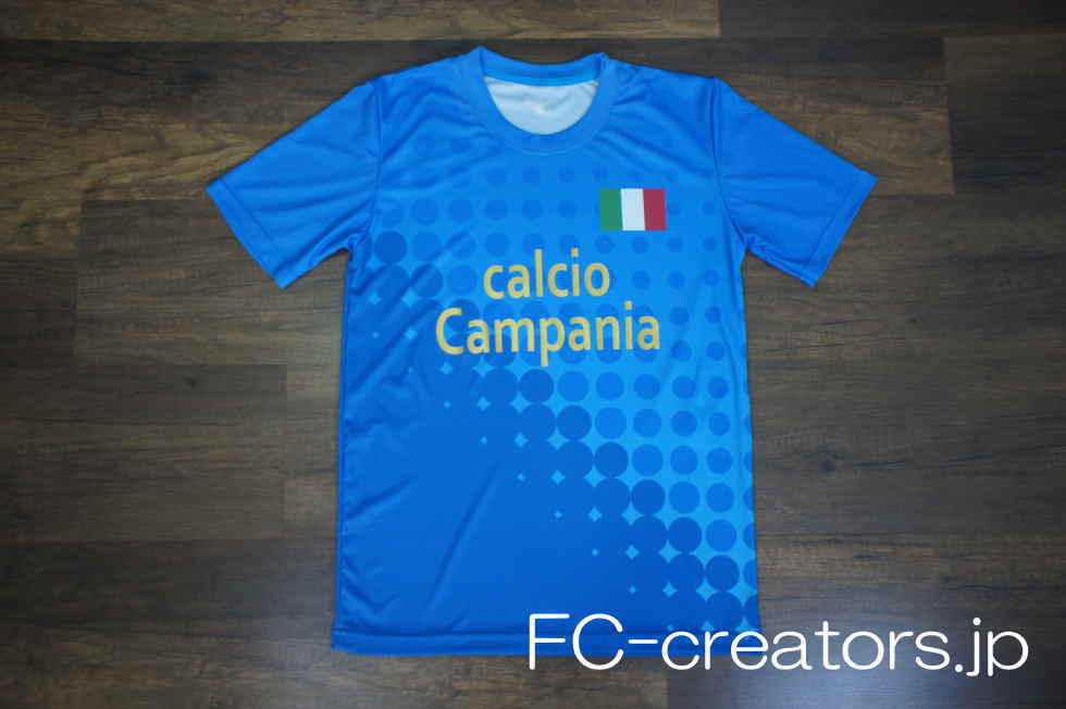 イタリア代表カラーのサッカーユニフォームのチームメイト国旗