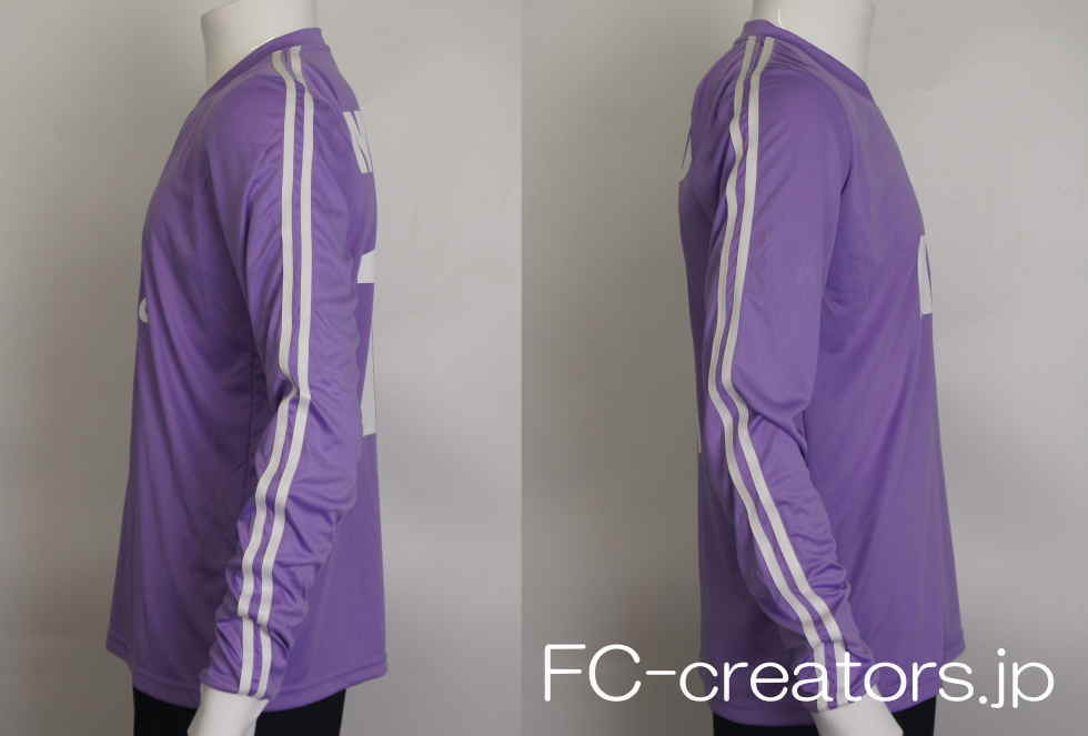 薄紫の長袖サッカーユニフォーム 横向きの画像