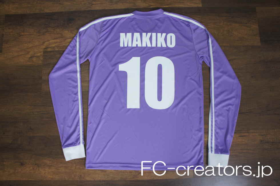 クラスＴシャツとして作った薄紫色の長袖サッカーユニフォーム 背ネーム