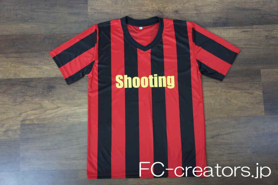 Acミランのレプリカサッカーユニフォームのような赤黒ストライプのクラスtシャツ