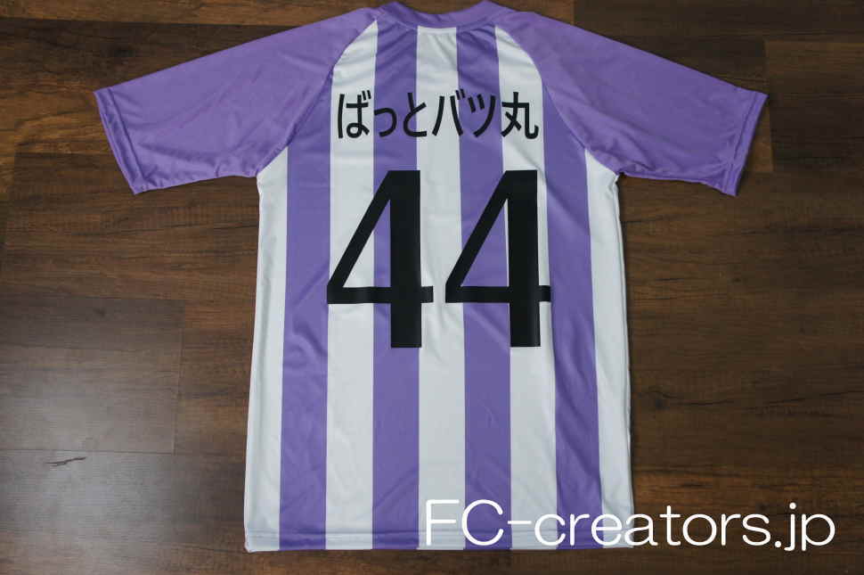 白と紫のストライプ模様をプリントしたクラスtシャツをサッカーユニフォームで作る