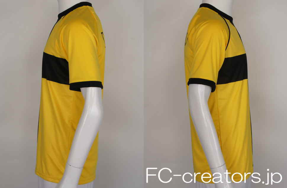 黄色に黒地の十字柄を昇華プリントしたサッカー部の半袖サッカーシャツ