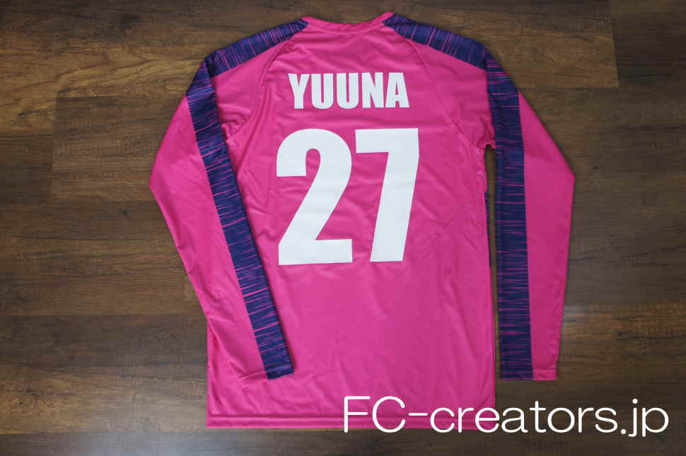 セレッソ大阪のレプリカユニフォームを彷彿させる長袖クラスtシャツに背ネームと背番号をプリント