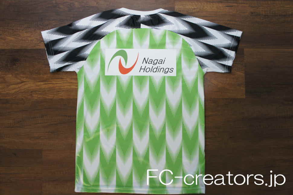 サッカーナイジェリア代表風ユニフォーム 2017ホームの背面に会社のロゴをプリント