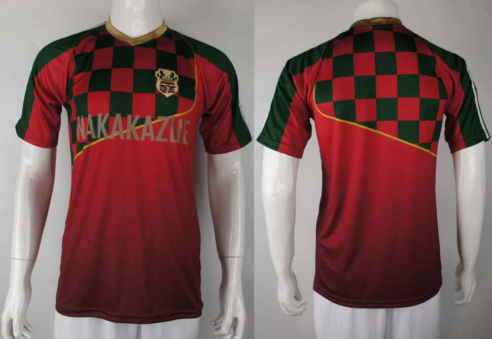 オーダーメイドで作製した赤色と深緑のチェック柄サッカーシャツの前後のデザイン