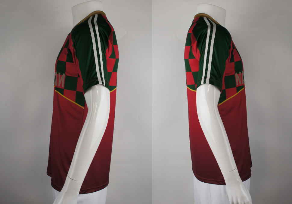 オーダーメイドで作製した赤色と深緑のチェック柄サッカーシャツの左右の袖のデザイン