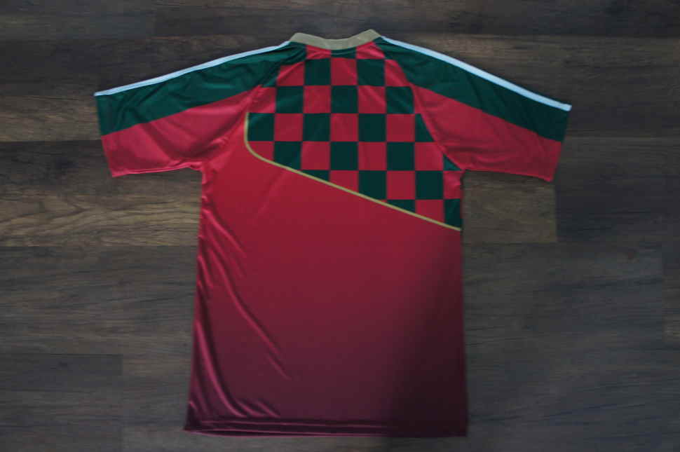 オーダーメイドで作製した赤色と深緑のチェック柄サッカーシャツの裏面