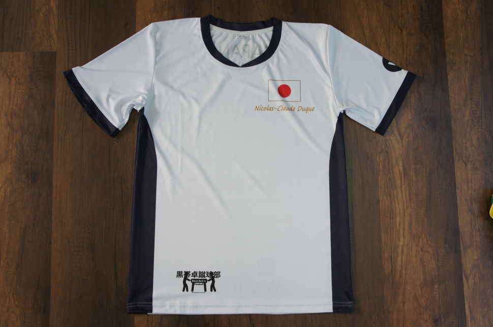 スポンサーロゴをプリントした白色のプラスティックシャツに日本国国旗を印刷
