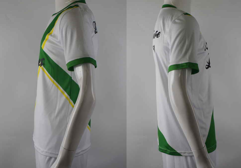 白色のサッカーユニフォームの横側と袖の詳細
