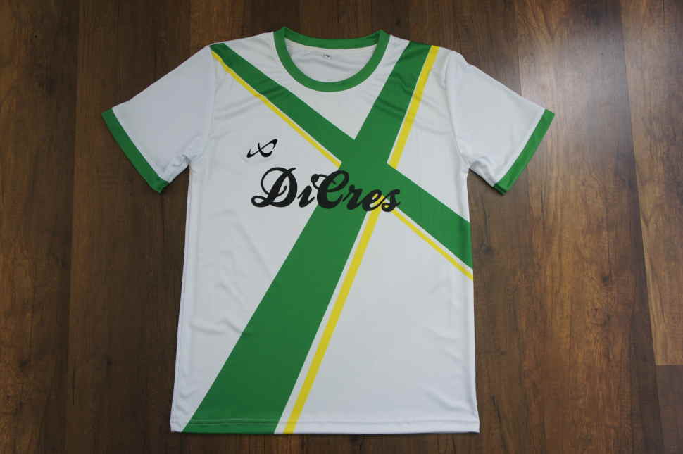 白色に緑と黄色のラインをデザインしたサッカーシャツ半袖の前側